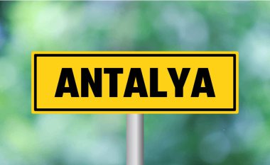 Bulanık arkaplanda Antalya yol işareti