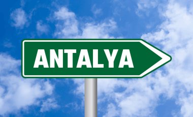 Bulutlu arkaplanda Antalya yol işareti