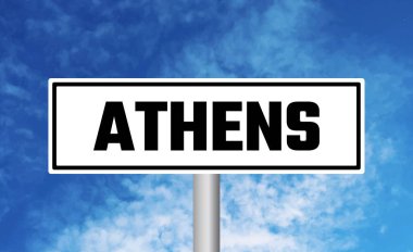 Bulutlu arka planda Atina yol tabelası