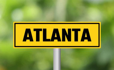 Arka planda Atlanta yol tabelası