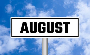 Mavi gökyüzü arka planında Ağustos tabelası