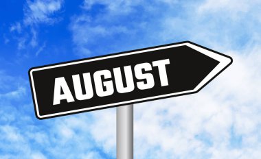 Mavi gökyüzü arka planında Ağustos tabelası