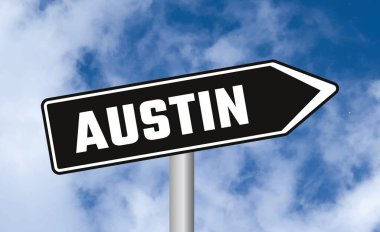 Bulutlu arka planda Austin yol tabelası