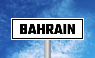 Bulutlu arka planda bahreyn yol tabelası