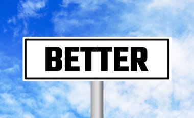 Bulutlu arkaplanda daha iyi yol işareti