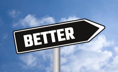 Bulutlu arkaplanda daha iyi yol işareti