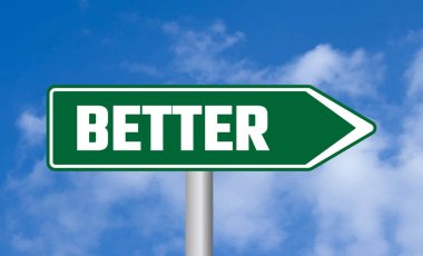 Bulutlu arkaplanda daha iyi yol işareti