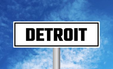 Mavi gökyüzü arka planında Detroit yol tabelası