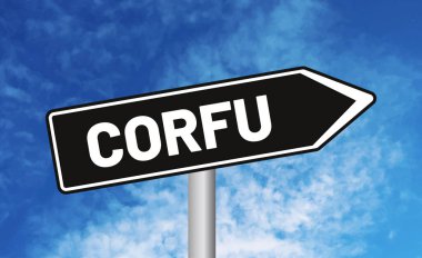 Mavi gökyüzü arka planında korfu yol işareti