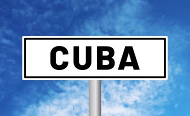 Mavi gökyüzü arka planında Küba yol işareti