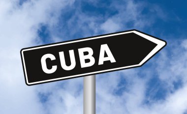 Mavi gökyüzü arka planında Küba yol işareti