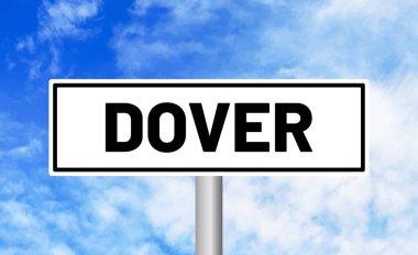 Mavi gökyüzü arka planında Dover yol işareti