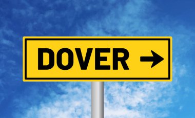 Mavi gökyüzü arka planında Dover yol işareti
