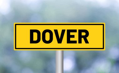 Bulanık arkaplanda Dover yol işareti