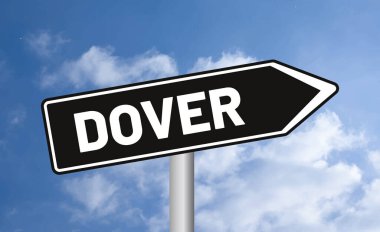 Mavi gökyüzü arka planında Dover yol işareti