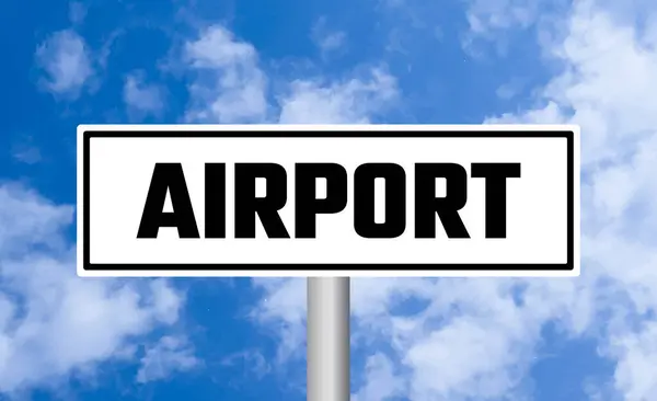 蓝天背景的机场路标 — 图库照片