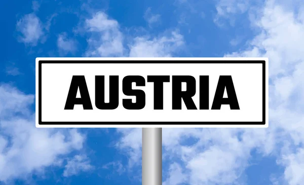 Gökyüzü Arka Planında Avusturya Yol Tabelası — Stok fotoğraf