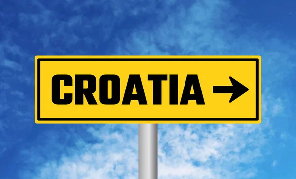 Bulutlu Arka Planda Hırvatistan Yol Tabelası — Stok fotoğraf