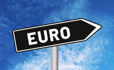 Bulutlu gökyüzü arka planında Avrupa yol işareti