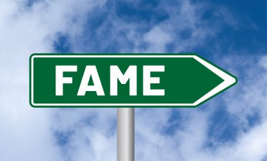 Mavi gökyüzü arka planında ünlü yol işareti