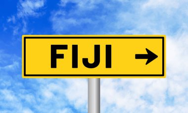 Bulutlu arkaplanda Fiji yol işareti