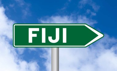 Bulutlu arkaplanda Fiji yol işareti