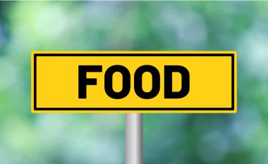 Arka planda yiyecek yolu tabelası