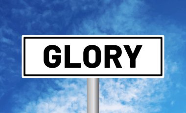 Gökyüzü arka planında zafer tabelası