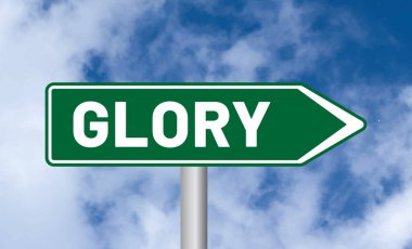 Gökyüzü arka planında zafer tabelası