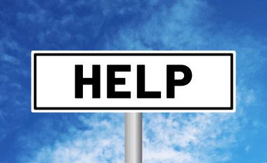 Bulutlu gökyüzü arka planında yol işareti