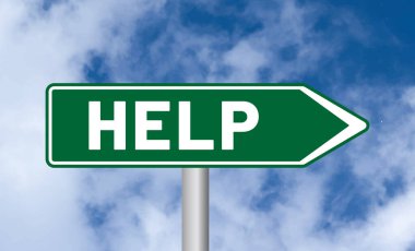 Bulutlu gökyüzü arka planında yol işareti