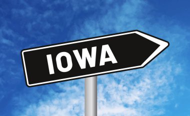 Bulutlu arkaplanda Iowa yol işareti