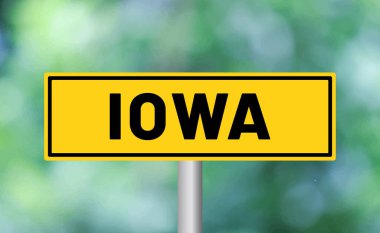 Bulanık arkaplanda Iowa yol işareti