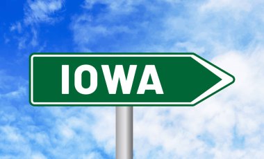 Bulutlu arkaplanda Iowa yol işareti