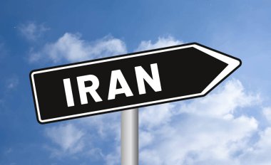 Bulutlu arka planda İran yol tabelası