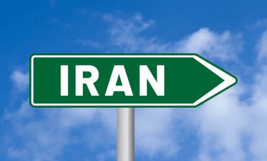 Bulutlu arka planda İran yol tabelası