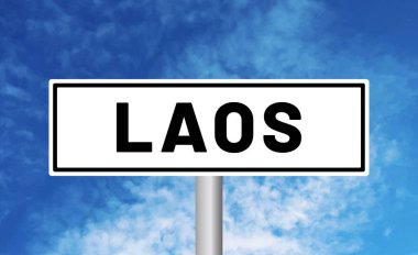 Gökyüzü arka planında Laos yol işareti
