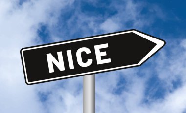 Bulutlu arka planda güzel yol tabelası