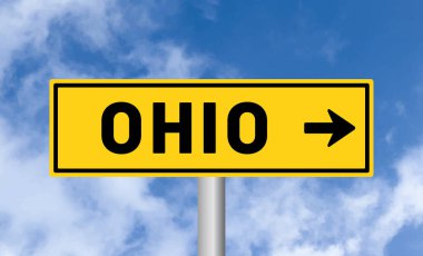 Mavi gökyüzü arka planında Ohio yol tabelası