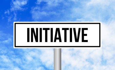 Mavi gökyüzü arka planında inisiyatif yol işareti