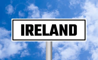 Mavi arka planda İrlanda yol tabelası