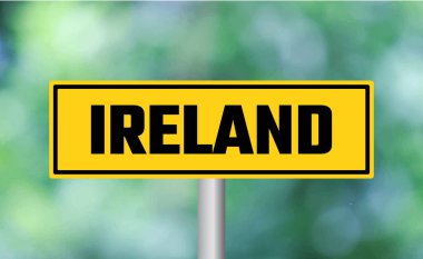 Bulanık arkaplanda İrlanda yol işareti