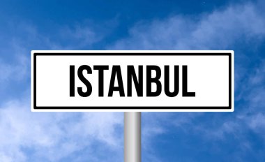 Bulutlu arka planda İstanbul yol tabelası