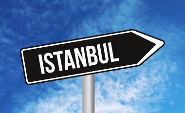 Bulutlu arka planda İstanbul yol tabelası