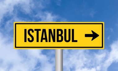 Bulutlu arka planda İstanbul yol tabelası