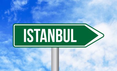 Bulutlu arka planda İstanbul yol tabelası