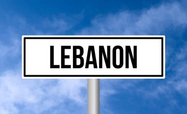 Gökyüzü arka planında Lübnan yol işareti