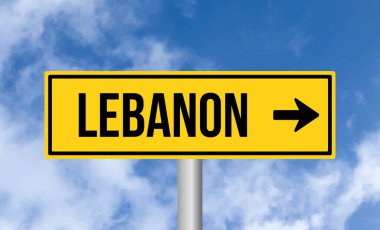 Gökyüzü arka planında Lübnan yol işareti