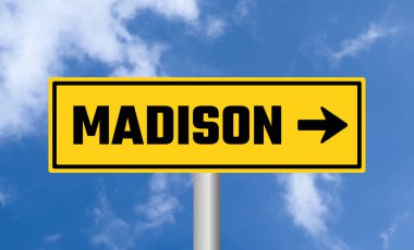 Mavi gökyüzü arka planında Madison yol işareti