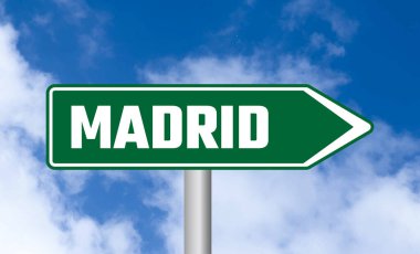Bulutlu arka planda Madrid yol tabelası